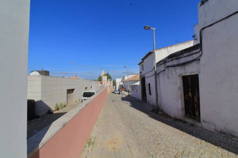 Moradia T2+1 com Espaço Comercial em Estoi - Faro