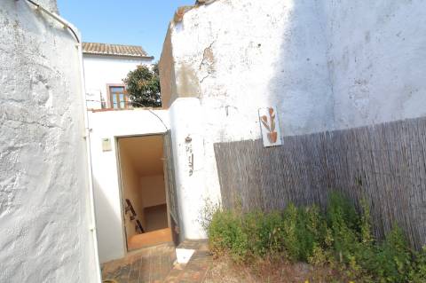 Moradia T2+1 com Espaço Comercial em Estoi - Faro