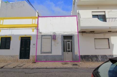 Moradia T1+1 com Quintal para Recuperar em Olhão