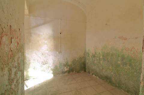 Moradia T1+1 com Quintal para Recuperar em Olhão