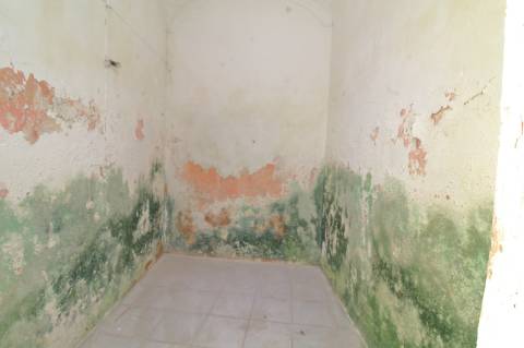 Moradia T1+1 com Quintal para Recuperar em Olhão