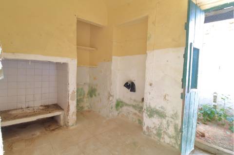 Moradia T1+1 com Quintal para Recuperar em Olhão