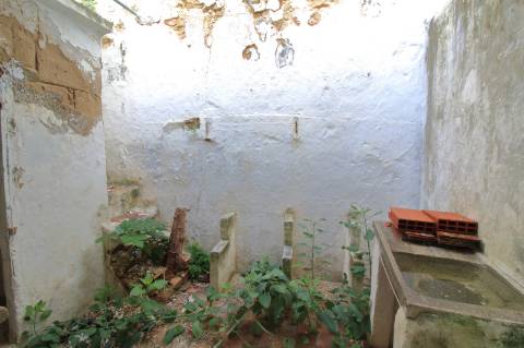 Moradia T1+1 com Quintal para Recuperar em Olhão