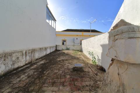 Moradia T1+1 com Quintal para Recuperar em Olhão