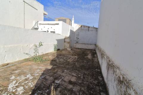 Moradia T1+1 com Quintal para Recuperar em Olhão