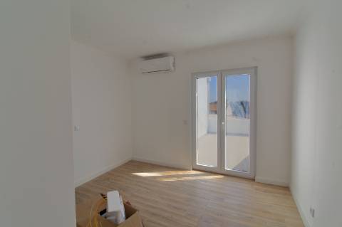 Moradia T2+1 Renovada em Chelote - Faro