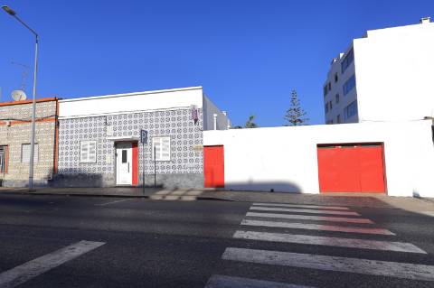 Moradia T2+1 com Garagem e Quintal em Olhão