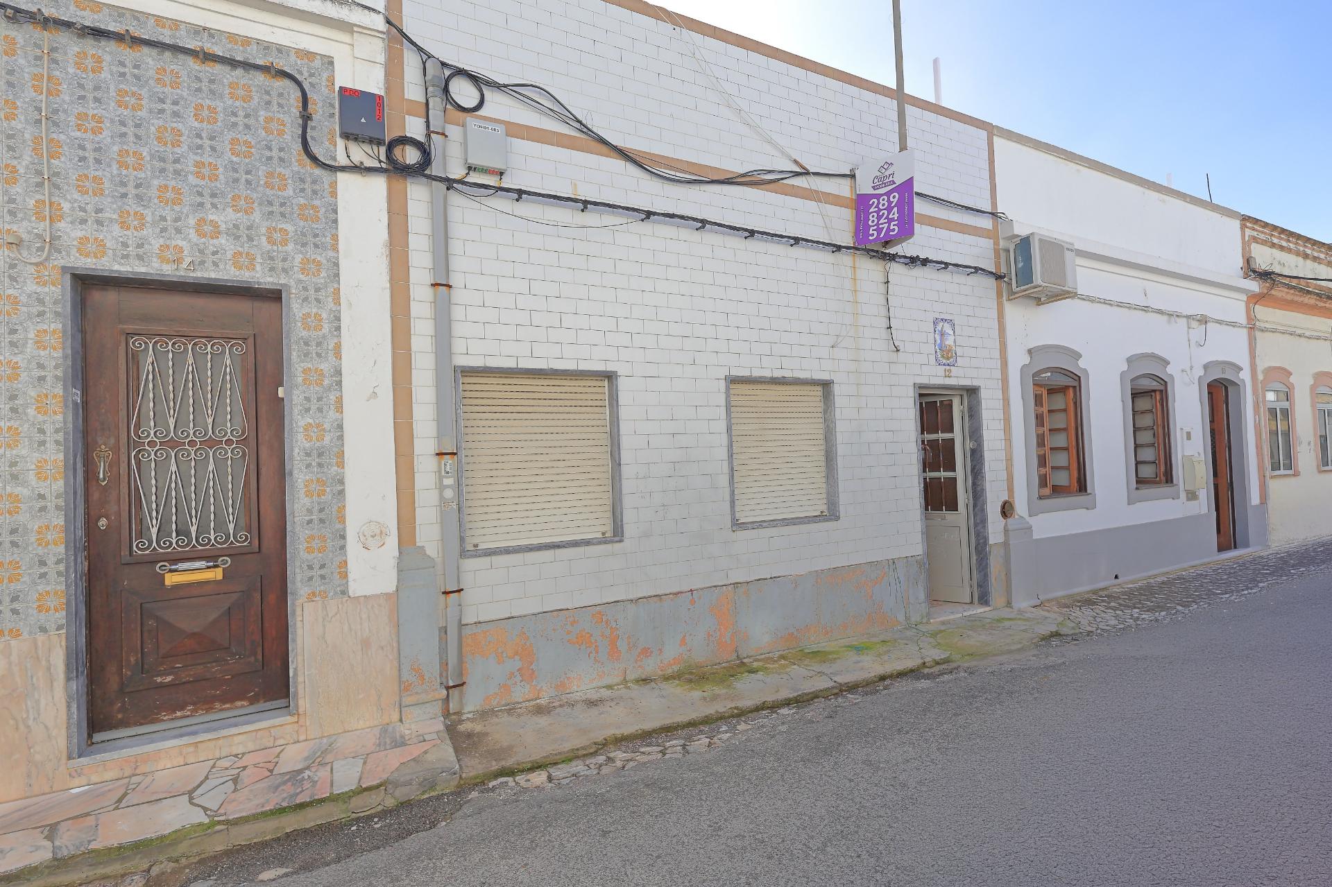 Moradia T2 com quintal para Recuperar em Fuzeta