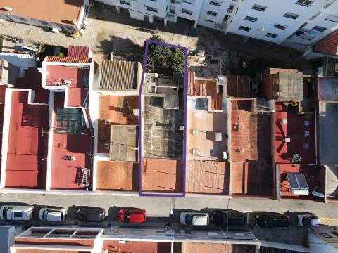 Moradia T2 com quintal para Recuperar em Fuzeta