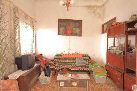 Moradia T2 com quintal para Recuperar em Fuzeta