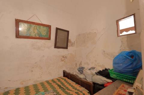 Moradia T2 com quintal para Recuperar em Fuzeta