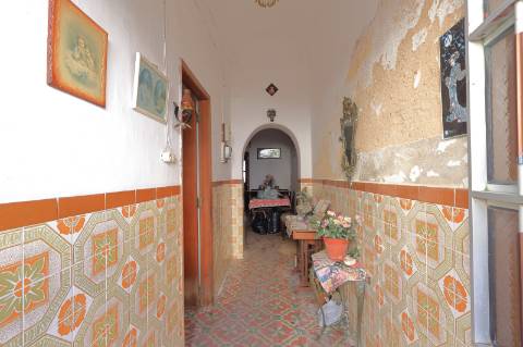 Moradia T2 com quintal para Recuperar em Fuzeta