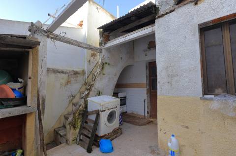 Moradia T2 com quintal para Recuperar em Fuzeta