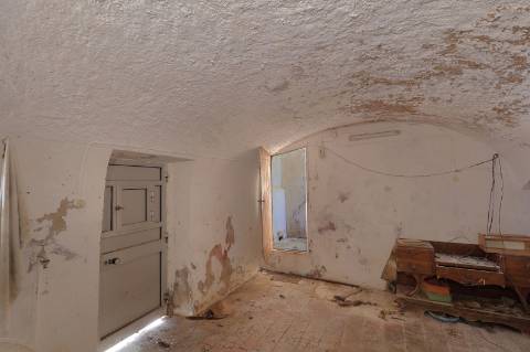 Moradia T2 com quintal para Recuperar em Fuzeta