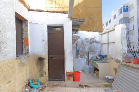 Moradia T2 com quintal para Recuperar em Fuzeta