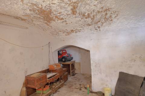 Moradia T2 com quintal para Recuperar em Fuzeta