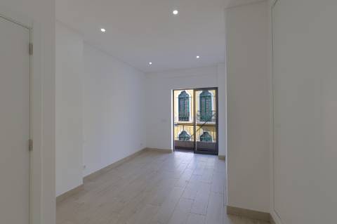 Apartamento T2 + 1 com Quintal em Faro