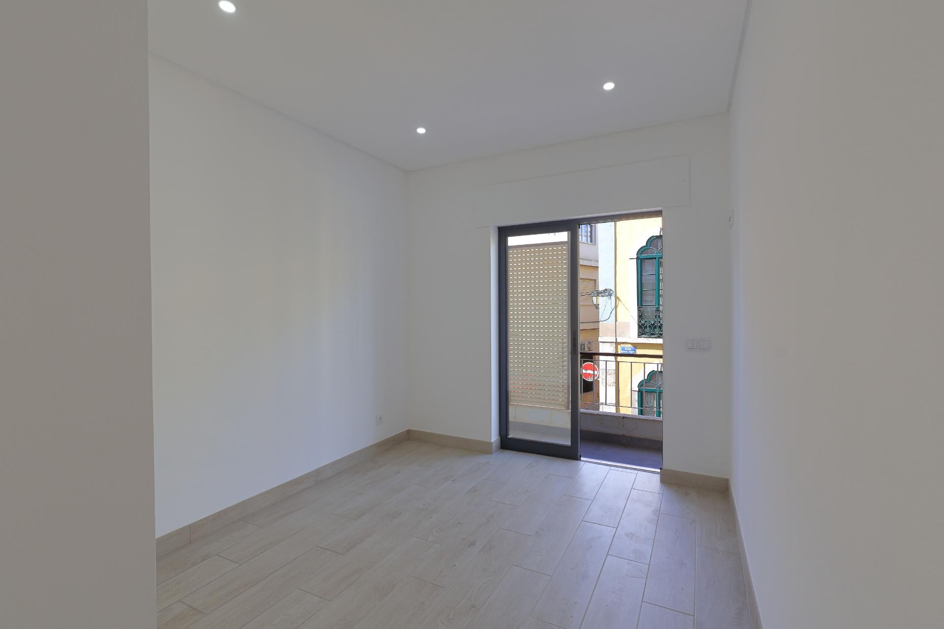 Apartamento T2 + 1 com Quintal em Faro