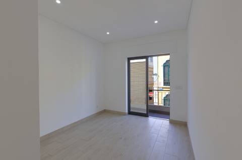 Apartamento T2 + 1 com Quintal em Faro