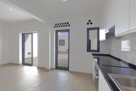 Apartamento T2 + 1 com Quintal em Faro