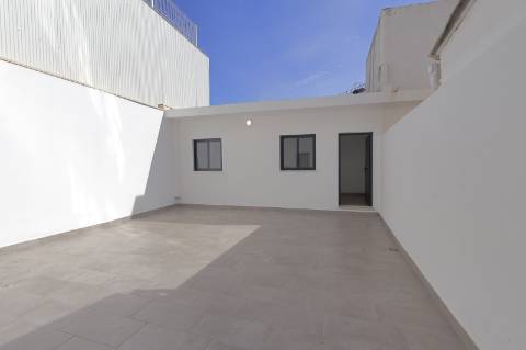 Apartamento T2 + 1 com Quintal em Faro