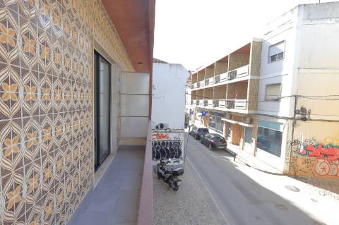 Apartamento T2 + 1 com Quintal em Faro