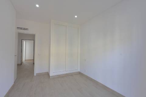 Apartamento T2 + 1 com Quintal em Faro