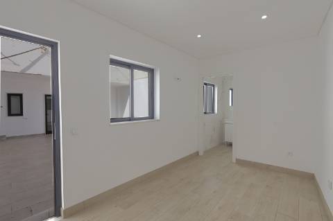 Apartamento T2 + 1 com Quintal em Faro