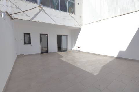 Apartamento T2 + 1 com Quintal em Faro