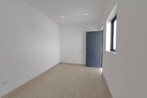 Apartamento T2 + 1 com Quintal em Faro