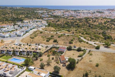 Terreno urbano para construção de prédio , situado entre Ferragudo e Parchal