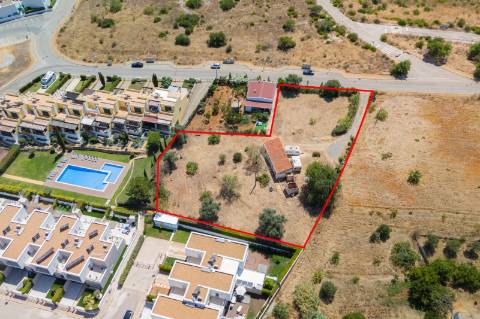 Terreno urbano para construção de prédio , situado entre Ferragudo e Parchal