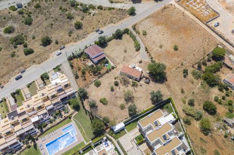 Terreno urbano para construção de prédio , situado entre Ferragudo e Parchal