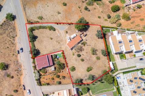 Terreno urbano para construção de prédio , situado entre Ferragudo e Parchal