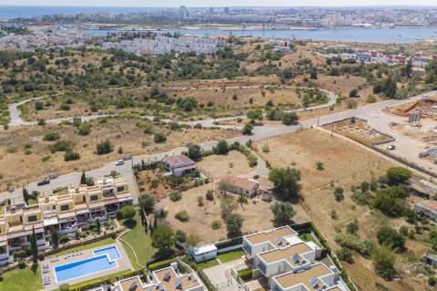 Terreno urbano para construção de prédio , situado entre Ferragudo e Parchal