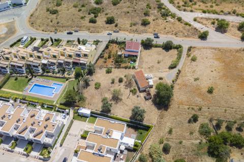 Terreno urbano para construção de prédio , situado entre Ferragudo e Parchal