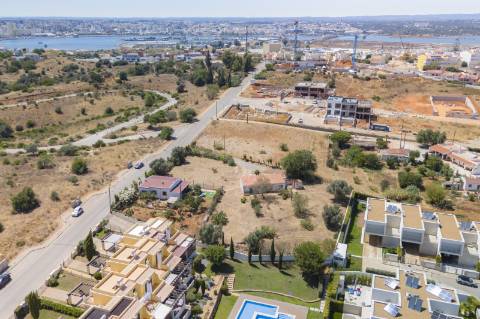 Terreno urbano para construção de prédio , situado entre Ferragudo e Parchal