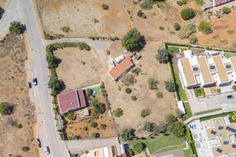 Terreno urbano para construção de prédio , situado entre Ferragudo e Parchal
