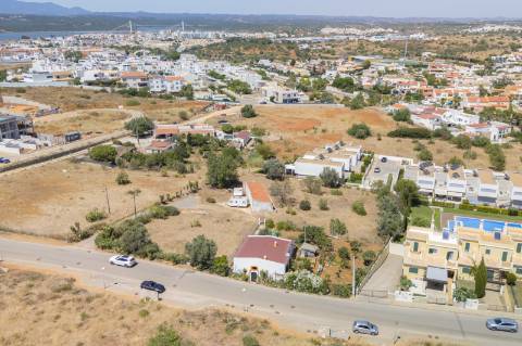 Terreno urbano para construção de prédio , situado entre Ferragudo e Parchal