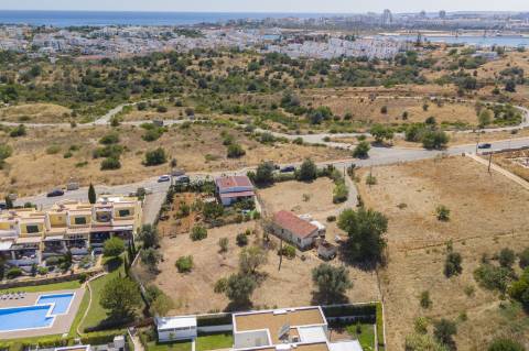 Terreno urbano para construção de prédio , situado entre Ferragudo e Parchal