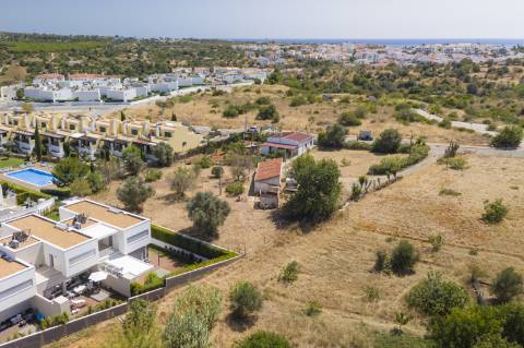 Terreno urbano para construção de prédio , situado entre Ferragudo e Parchal