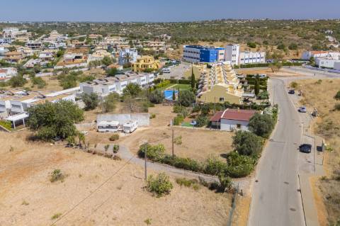 Terreno urbano para construção de prédio , situado entre Ferragudo e Parchal