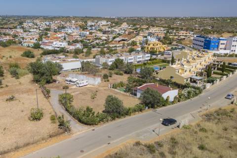 Terreno urbano para construção de prédio , situado entre Ferragudo e Parchal