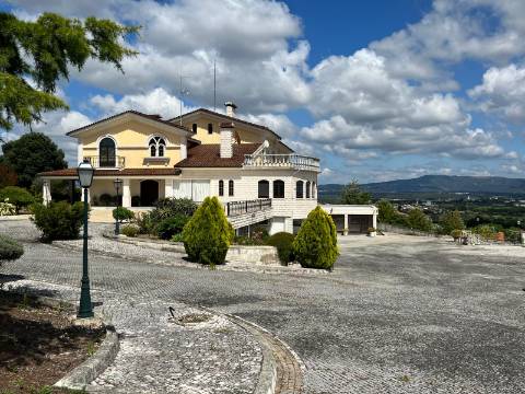 Moradia de Prestígio em Sepins, Cantanhede Um Refúgio de Elegância Clássica e Luxo Contemporâneo