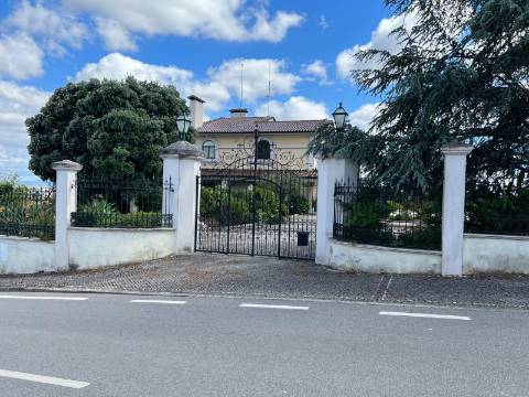 Moradia de Prestígio em Sepins, Cantanhede Um Refúgio de Elegância Clássica e Luxo Contemporâneo