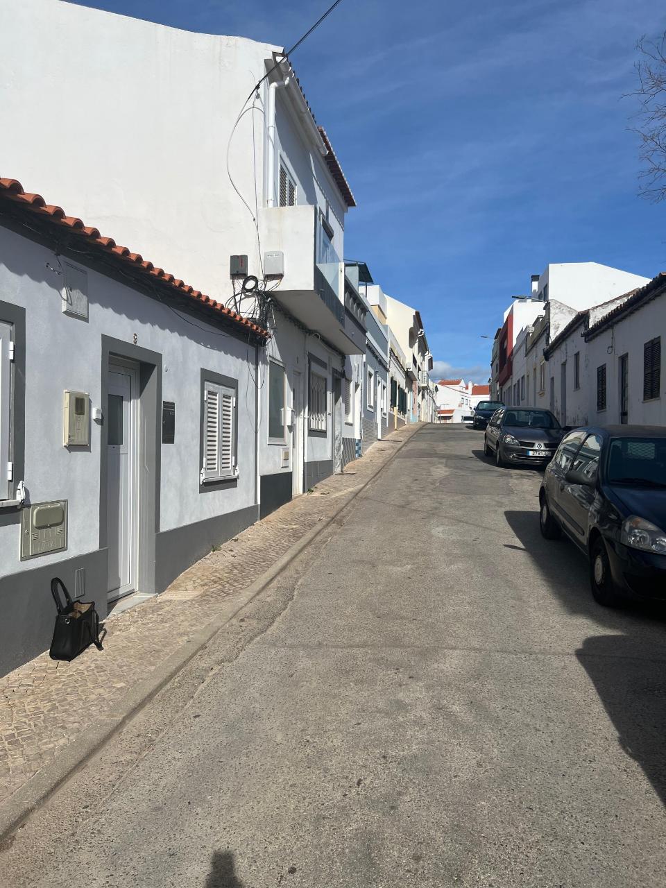 Moradia T3 Renovada no Centro de Parchal - Conforto, Estilo e Localização Privilegiada!