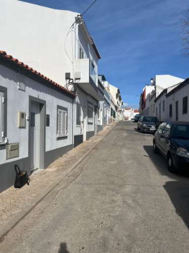 Moradia T3 Renovada no Centro de Parchal - Conforto, Estilo e Localização Privilegiada!