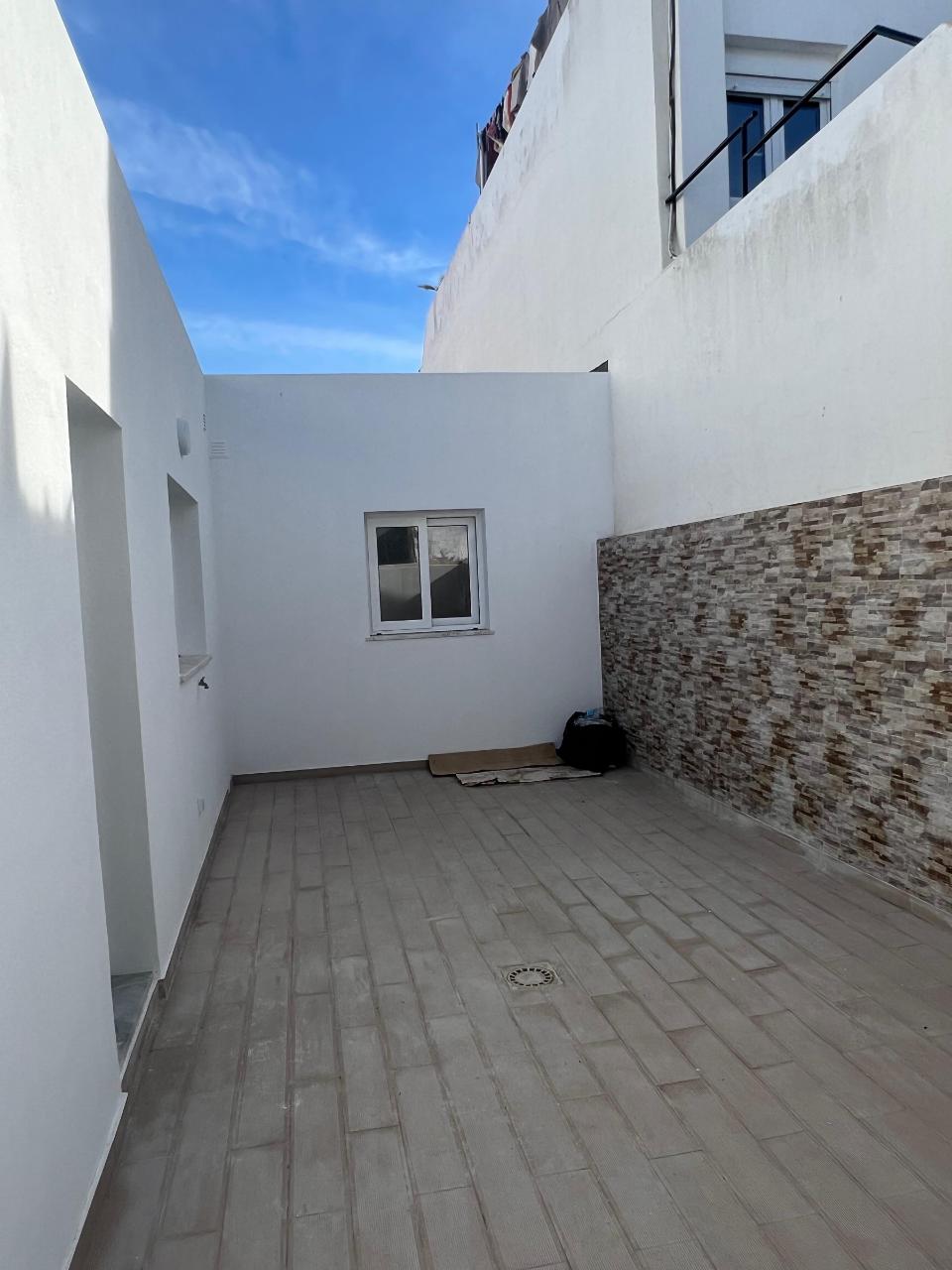 Moradia T3 Renovada no Centro de Parchal - Conforto, Estilo e Localização Privilegiada!