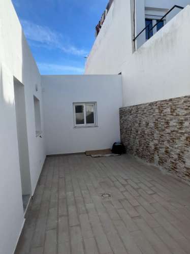 Moradia T3 Renovada no Centro de Parchal - Conforto, Estilo e Localização Privilegiada!