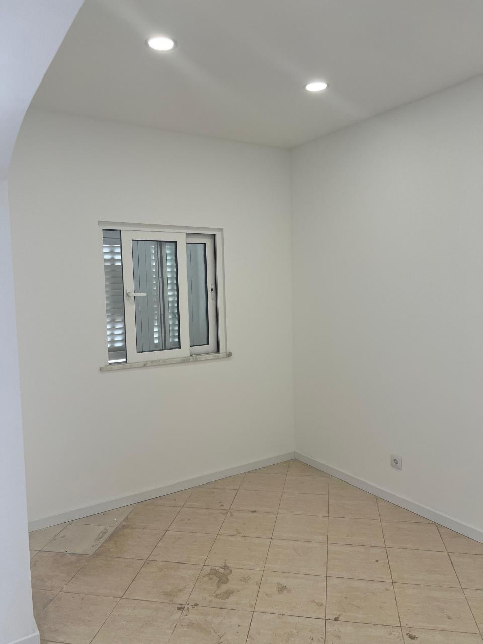 Moradia T3 Renovada no Centro de Parchal - Conforto, Estilo e Localização Privilegiada!